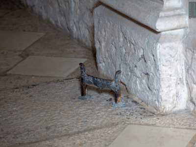 Non ci resta ora che varcare la soglia d�ingresso. Dopo aver affiancato due �nettascarpe� in ghisa, un tempo utilizzati per pulire dal fango le suole delle scarpe...